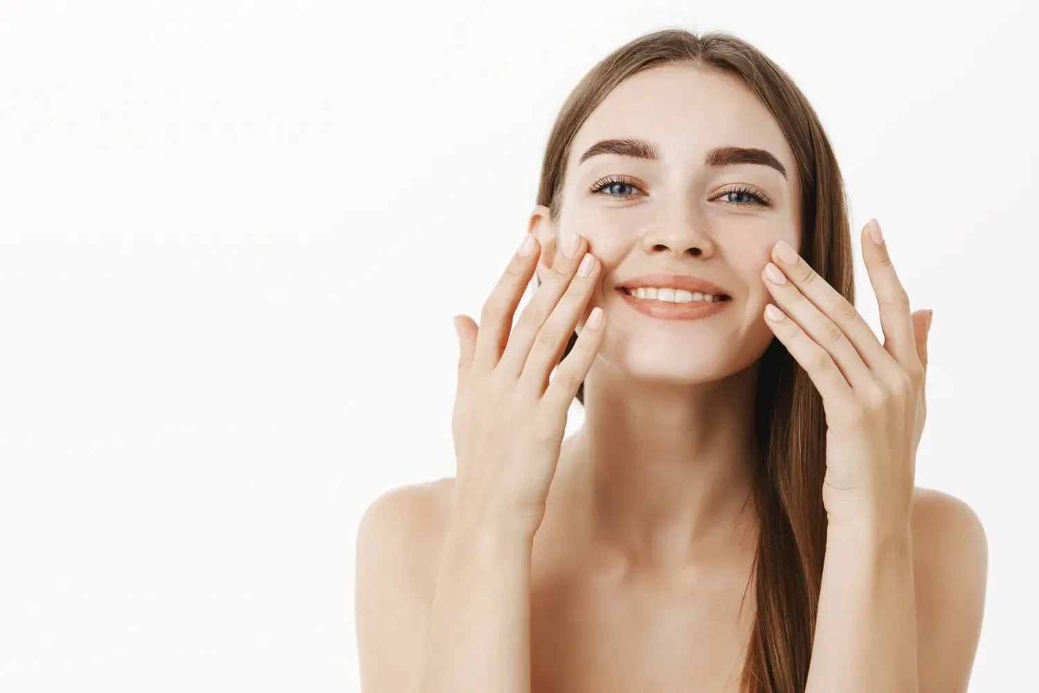 Mulher contente tocando seu rosto aproveitando os benefícios da epilação facial